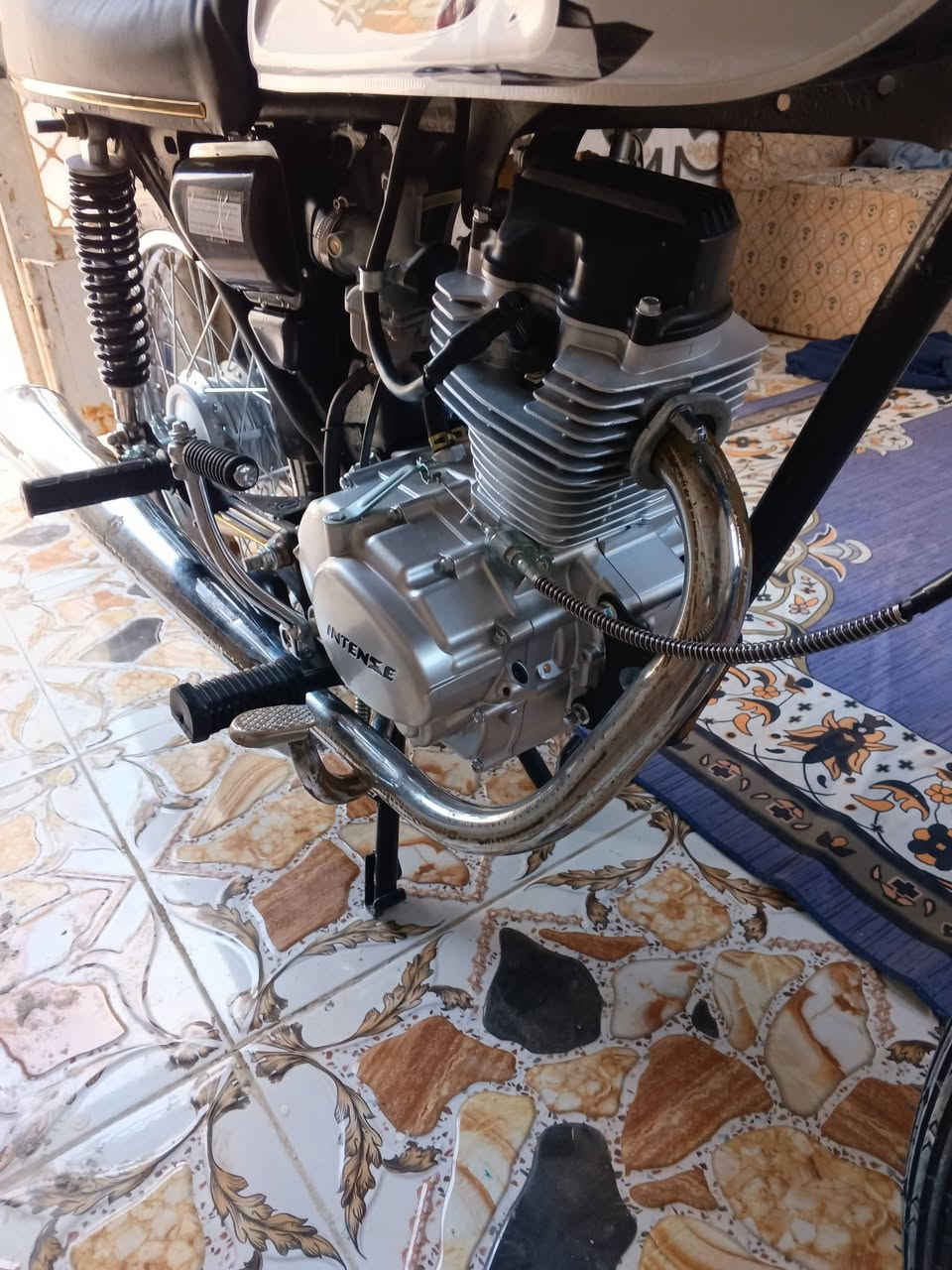 سلام عليكم  شباب دراجه معمره صارلهه اقل من اسبوع مكينه انتنس بستم ناصي شاصي ادوات قراضه كله اصلي ام الشمس دراجه بعده عل سحك جاهزه مستعجل على  بيعته  سعرههه 650 قفل رقم تواصل  ***********
