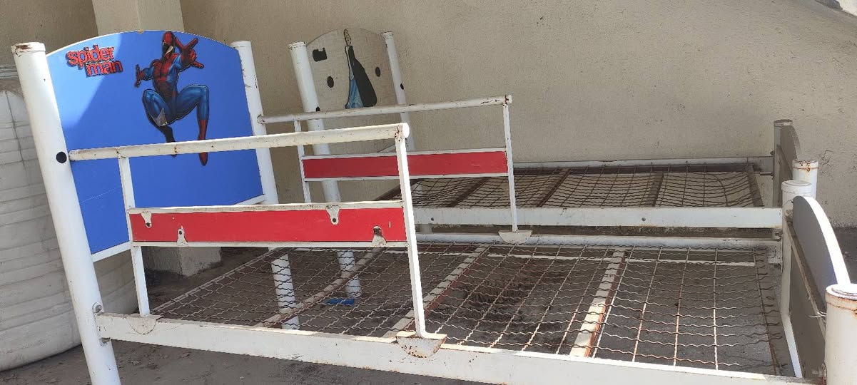 سقيفة حديد ٣*٦ متر
سرير اطفال حديد عدد ٢ 
*********** عمارة, ميسان
