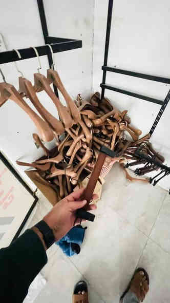 اخوان عندي غراض مال محل ملابس سكك وتعاليك  ابيعهن شلع ليريدهن يتواصل وياي خاص او واتساب *********** سعر مناسب ✅
