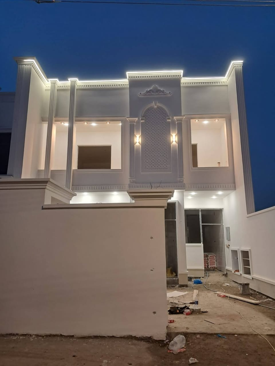 🏠 دار للبيع في الرمادي – طابقين 💥💯

 المكان شارع 40 قرب جامع الواثق💥💯

المساحة الكلية335م²💥💯

📜 جنس العقار: طابو زراعي تحويل مباشر.💥💯

🏗️ نوع البناء: حجر وسمنت 💥💯

💧 الخدمات: ماء وكهرباء وطنية ومولّد وجميع الخدمات متوفرة💥⚡

يتكون الدار من:💥⚡

غرف نوم عدد (4)💥⚡

صالة واسعة💥⚡

استقبال💥⚡

مطبخ حار وبارد💥

نظام غاز خارجي 💥

الدار ذو مواصفات عليه جدآ💥

مجموعة صحيات داخلية وخارجية💥

كراج و حديقة أمامية.💥

شارع 7 متر 🛣️💥

ـــــــــــــــــــــــــــــــــــــــــــــــــــــــ

📍 للمزيد من التفاصيل يمكنكم زيارة مكتبنا:💥

#عقارات_الخيّام_خلف_العاب_السندباد💥⚡

📞 أرقام التواصل (واتساب متاح):💥⚡

***********☎️

*********** ☎️

⏰ متواجدون في المكتب على مدار أيام الأسبوع.💥

نرحب بكم دائماً لزيارتنا والاستفسار عن أي عقار يناسبكم💥
