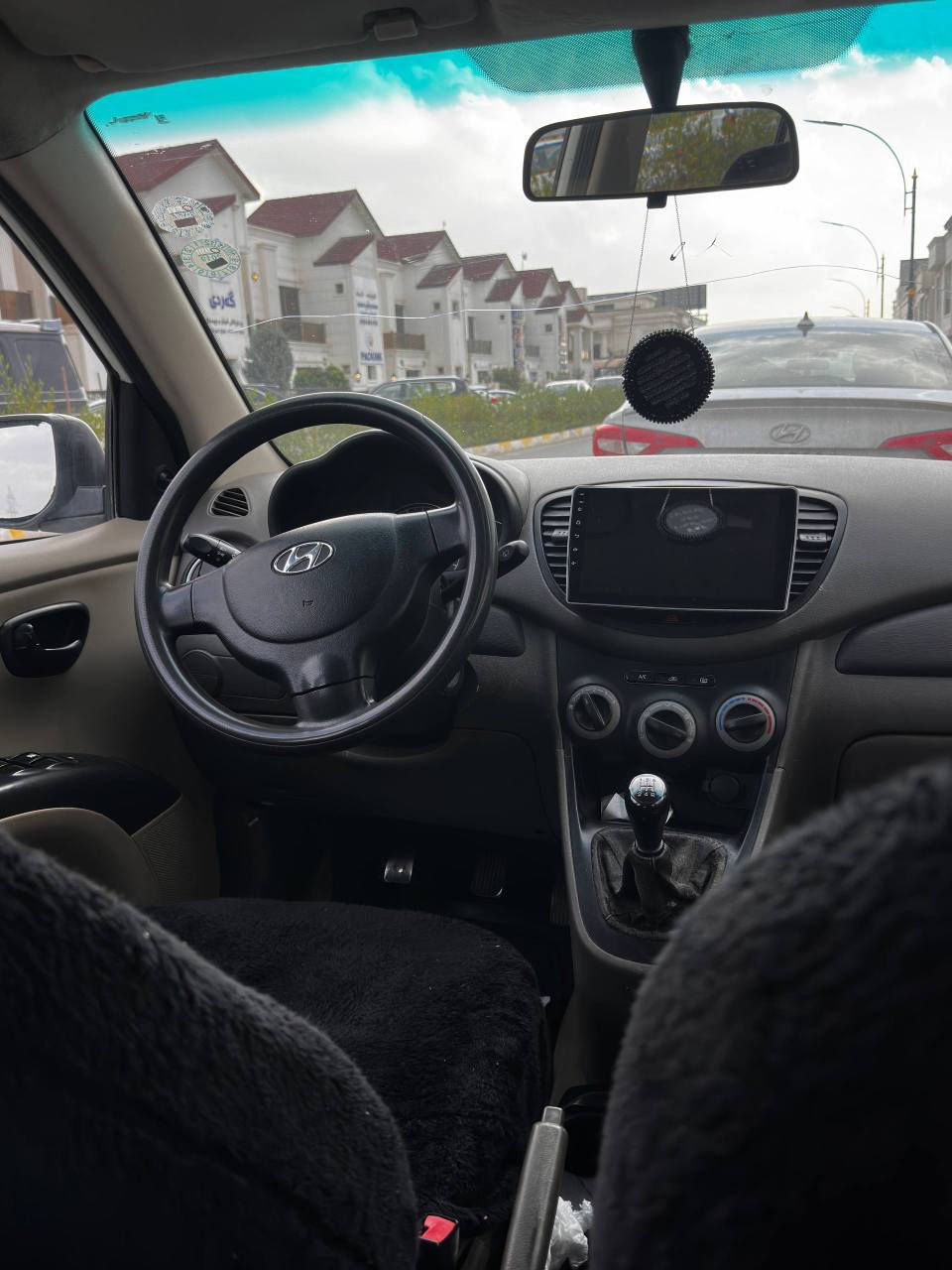 مۆدیل 2012 و گێر عادیە و زۆر خاوێنە
تەنها  دەرگای سایقی سبوغە  و پێشیشی کەمێک لێدانی هەیە بێ ژۆرێ
چوار تایەی نوێی لەسەرە 
*********** أربيل, العراق
