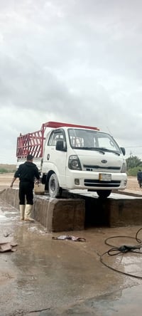 كيا حمل موديل 2013.رقم واسط المكان بغداد 07725891610