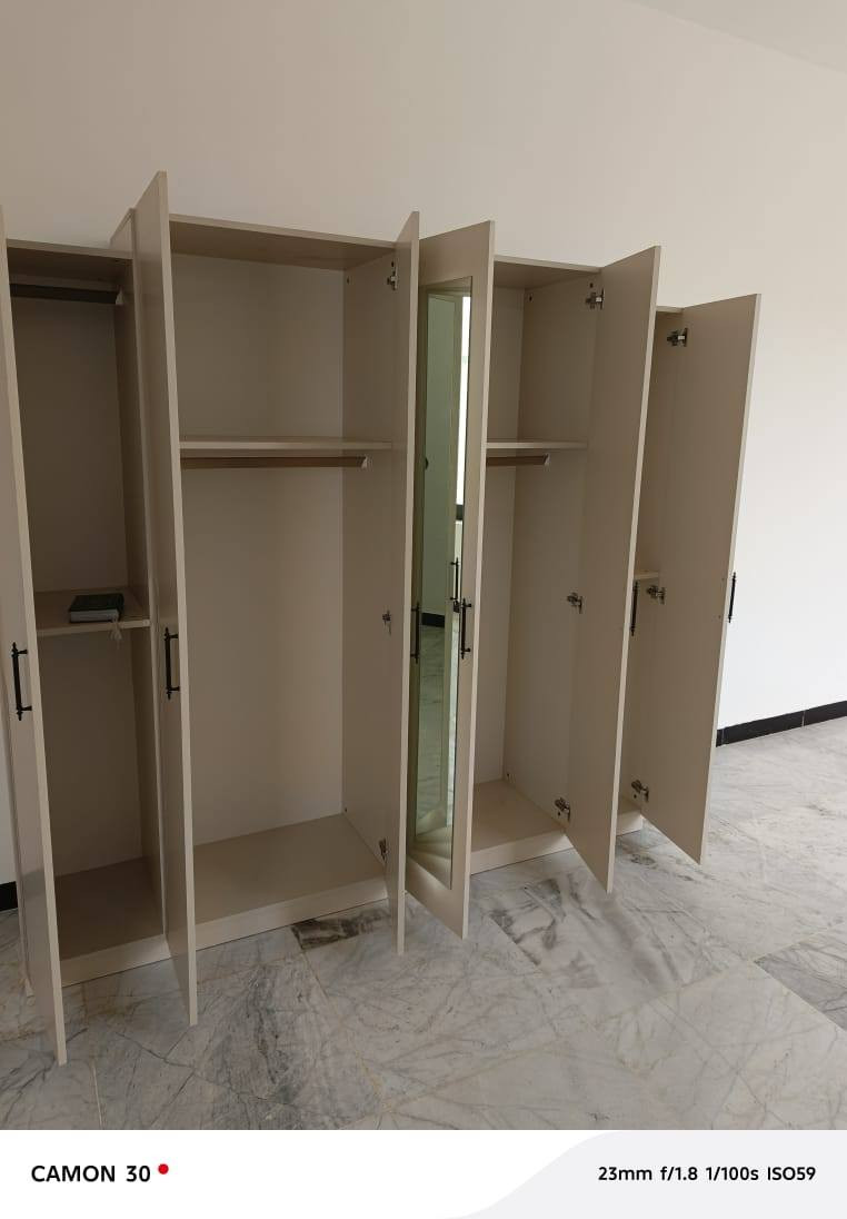 غرفة تركية موديل حديث فقط تم شدها تكون خمسة قطع  السعر 550 ألف دينار عراقي وبي مجال بسيط  إلي يحب يتواصل خاص أو على هذا الرقم : ***********
