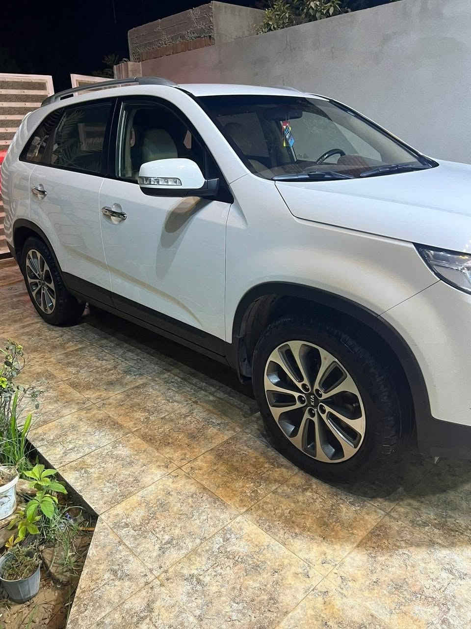 السلام عليكم 
سورنتو 2014 خليجي 
محرك 2400 رقم اربيل الرقم الدولي 
السياره باسمي السنويه لل2029
مكفوله من الصبغ والبارد 

مواصفات الخليجي معروفه 
بصمه تشغيل +بصمه ابواب 
فول تحكم استيرن 
3 قطع تبريد 
مانع انزلاق 
حساسات امامي خلفي 
شاشه كامره  كامره خلفيه
لدات اماني خلفي .يدات نيكل 
نظام ايكو . 
3 انظمه قياده 
اشاير بالمري +اشاير ترحيب +اشاير الدوسه
بردات تضليل بلادي  
مري شفط .  كشن كهربائي 
نظام تخريج الصوت سماعات .بلوتوث .اوكس

السعر 165 $ 
***********
