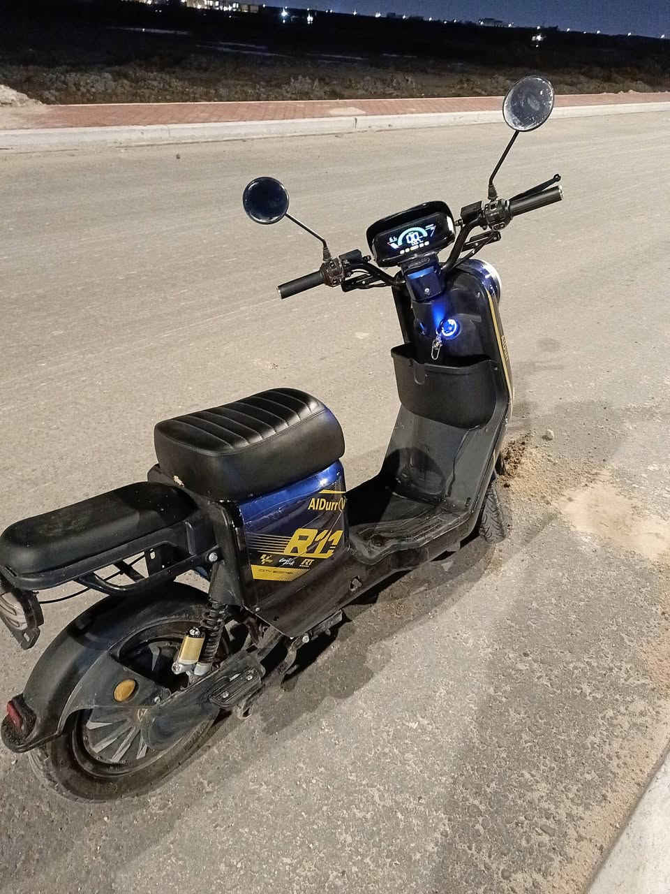 دراجه R11
موديل2026 5بطاريات 32امبير تشغيل كارت وبصمه وسويج دبل كارت قبل شهر بدلت حساس الملف وهسه هم رجع الملف عطل يرادلها بس ملف بيها شخوط بسيطه وكسر يم مكان الشحن السعر 400قفل مكان البصرة الكزيزه ***********
