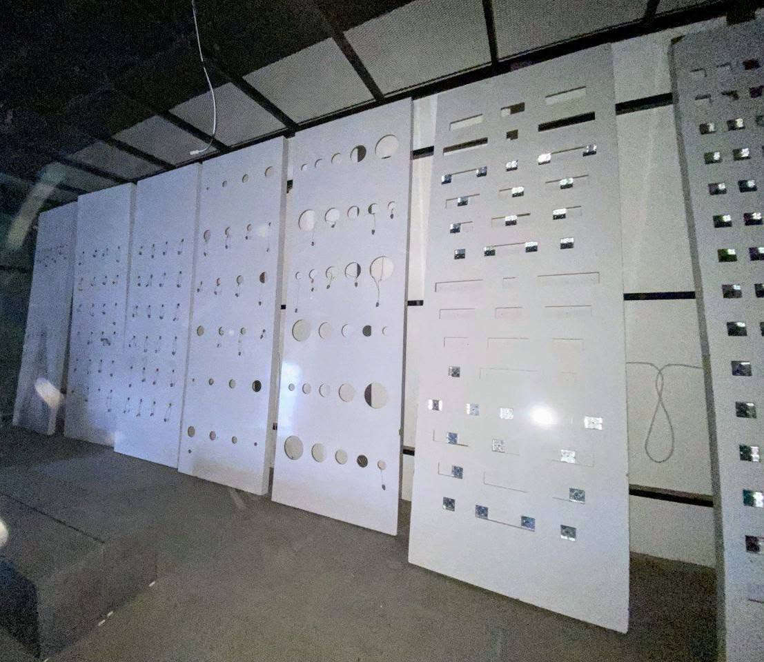 السلام عليكم ديكور محل كهربائيات للبيع كامل و نضيف 
(الالواح عدد 10)
طول 360
العرض 120
(الفاترينات)
الطول 360
العرض 80
النزال 30
تحتوي على بابين خزن فوك و جوة
المكان بابل المركز
للاستفسار  ***********
