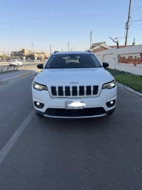 🚗 JEEP CHEROKEE 2022 LATITUDE LUX 🔹 محرك 2.0 Turbo قوي واقتصادي 🔹 نظام...