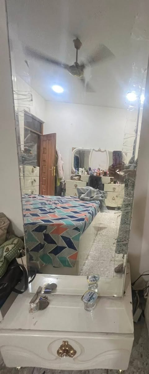 السلام عليكم 
غرفة نوم تركية مستعملة بحاله جيده  تتكون من 8 قطع الموضحه بالصور السعر ٧٠٠ الف دينار وقابل للتفاوض والتواصل على هذا الحساب بعد الرابعة عصرا


**إذا كنت صاحب هذا الإعلان وتريد حذفه لأي سبب، رجاءا أرسل رسالة إلى الدعم الفني**