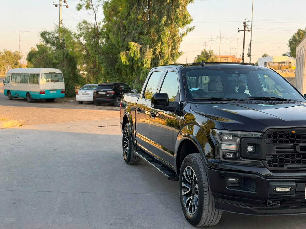 ‎
کوردی -عربی

🚘 فۆرد F-150 XLT (مۆدێل 2019) - بەشێوەی ڕاپتەر 🚘
فۆڕدێکی زۆر خاوێن، بۆ فرۆشتن!
🌟 تایبەتمەندییە سەرەکییەکان:
* مۆدێل: 2019
* ڕەنگ: ڕەش
* بۆدی: بۆدی کورت و دەرگا گەورە
* دیزاین: شکڵ ڕاپتەر (دەستکاریی ئەمریکا)
* کڵین تایتڵ (بێ بۆیاخ، بێ ساردی، بەشەرتی بێ کەموکوڕی)
⚙️گێرو مەکینە و مەکینە:
* مەکینە: 2.7 لتر (6 پیستۆن) دووانە تۆربۆ (دبڵ تۆربۆ) — گێرو مەکینەی نەکراوەتەوە بەشەرت
* ڕۆشتووی: 152,000 کم
* ڕەقەم: هەولێر بە ناو خۆمەوەیە
* سیستەمی لێخوڕین: دەبڵ ئەیكسڵ (4x4)
* مۆدی لێخوڕین: 5 مۆدی جیاوازی لێخوڕین
‎🛋️ دیزاینی ناوەوە و ئاسوودەیی:
* گێر: لە ئەرز
* سەقف: پانۆراما
* کوشن: جڵد
* کارپێکردن: شەغاڵ (داگیرساندن لە دوورەوە)
‎📦 زیادکراوەکان:
* قباغی بۆدی و ناوبۆدی لەسەرە
‎📞 پەیوەندی کردن:
* ژمارەی مۆبایل / واتساپ: ***********

نرخ :  ٢٧٠ $

تێبینی: ئۆتۆمبێلەکە زۆر خاوێنە و هیج خەرجییەکی تێدا نییە. بۆ زانیاری زیاتر یان بینینی ئۆتۆمبێلەکە پەیوەندیب بکە  یان لە واتساپ.

🚘 فورد F-150 XLT (موديل 2019) - شكل رابتر 🚘
فورد نظيفة جداً وبأعلى المواصفات، للبيع!
🌟 المواصفات الأساسية:
 الموديل: 2019
 اللون: أسود
 البودي: بودي قصير وباب طويل 
 التعديل: شكل رابتر (تعديل أمريكا)
 التقرير: كلين تايتل (بدون صبغ، بدون تعديل بارد، بشرط السلامة من أي عيب)
⚙️ المحرك والمكانيك:
 المحرك: 2.7 لتر (6 سلندر) دبل توربو — الجير والمحرك بشرط عدم الفتح
 المسافة المقطوعة: 152,000 كم
 الرقم: أربيل (باسم صاحب السيارة)
 نظام الدفع: دبل أكسل (4x4)
 أنماط القيادة: 5 وضعيات قيادة مختلفة
🛋️ المقصورة والراحة:
 الجير: أرضي
 السقف: بانوراما
 المقاعد: جلد
 التشغيل: عن بُعد (شغال)
📦 الإضافات:
 غطاء حوض (بادي) مع تلبيسة الحوض الداخلية موجودة

السعر: ٢٧٠ $
📞 للتواصل:
 رقم الهاتف / واتساب: ⁠*********** شمشمل, السليمانية
