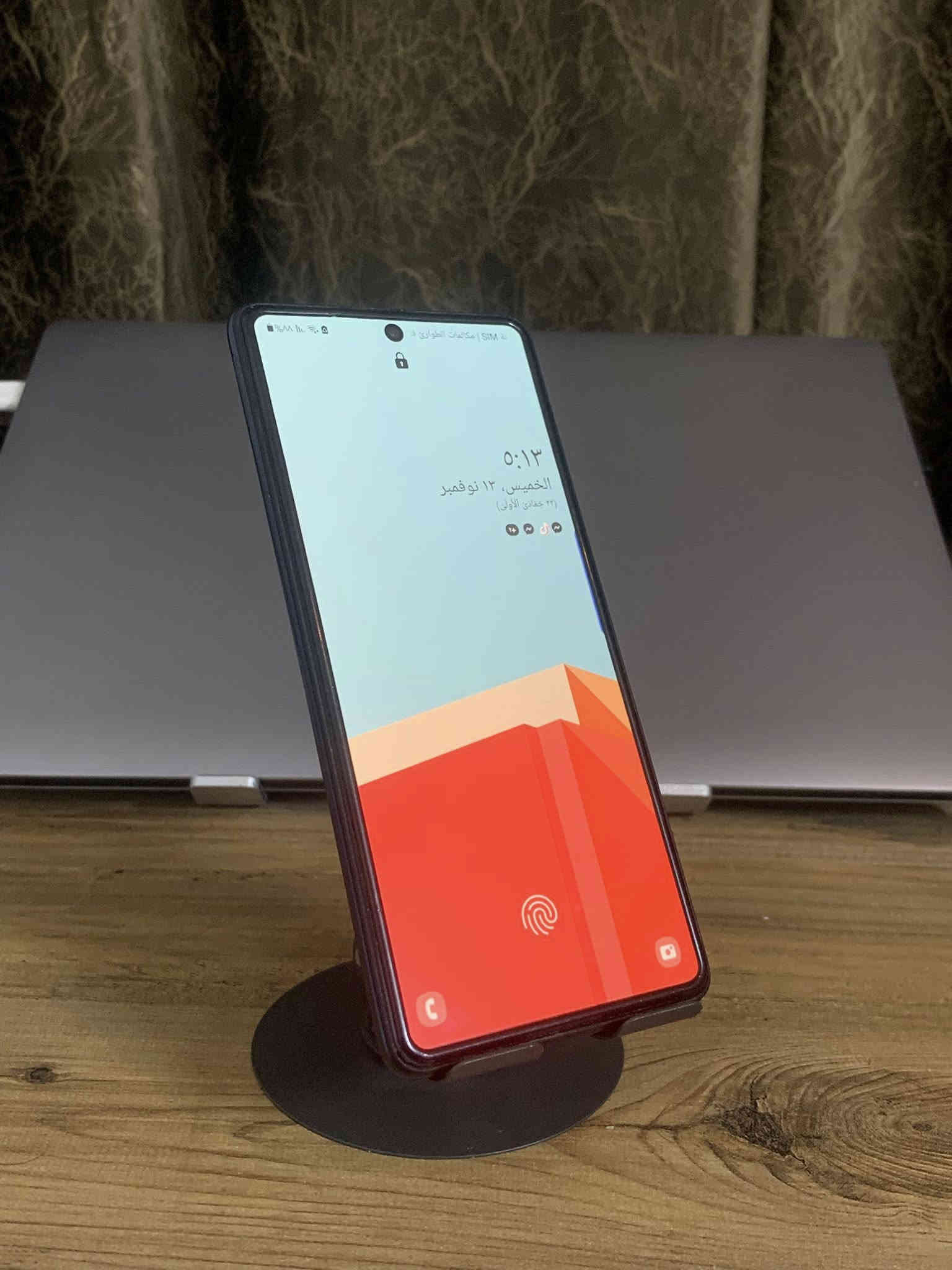 📱 Samsung Galaxy A71 للبيع

🔹 اللون: أسود
🔹 السعة: 128GB
🔹 الجهاز نظيف جدًا
🔹 الشاشة خالية من الشخوط — النقاط الظاهرة بالصور هي من لزكة الحماية فقط
🔹 الجهاز ما مفتوح نهائيًا
🔹 يجي وياه كفر هدية + الكارتونة الأصلية 🎁

🧩 المواصفات العامة:
• شاشة Super AMOLED Plus بحجم 6.7 إنش FHD+
• ذاكرة RAM 8GB
• معالج Snapdragon 730 قوي وسلس
• بطارية 4500mAh تكفي استخدام يوم كامل
• كاميرا خلفية رباعية بدقة 64MP
• بصمة داخل الشاشة + شحن سريع 25W
• يشغل ببجي 60 فريم بثبات 🎮
• أداء ممتاز للألعاب المتوسطة والتصفح والاستخدام اليومي

💰 السعر: 150 ألف بيه مجال

📞 للتواصل: ماسنجر أو واتساب ***********
📍 الموقع: بغداد – حي القاهرة
🚫 ماكو توصيل
