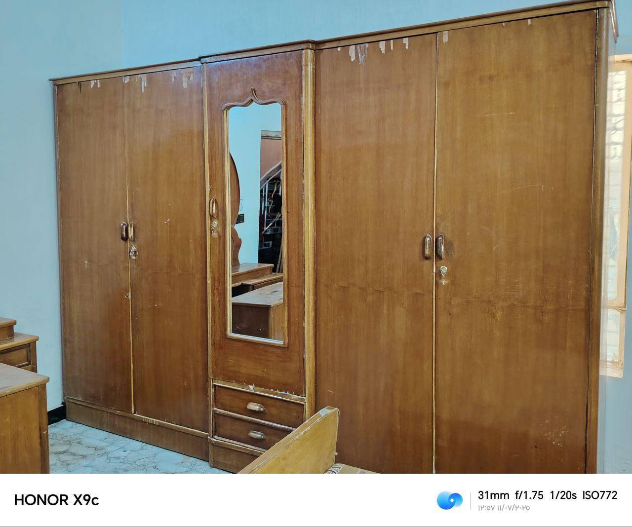 ٢٥٠ الف فقط بيع مستعجل غرفةمتكونه من ٥ قطع كنتور وجربايه وميز تواليت وتعلاكه خشب مع بوفية 
مكان حله بكرلي   
***********
