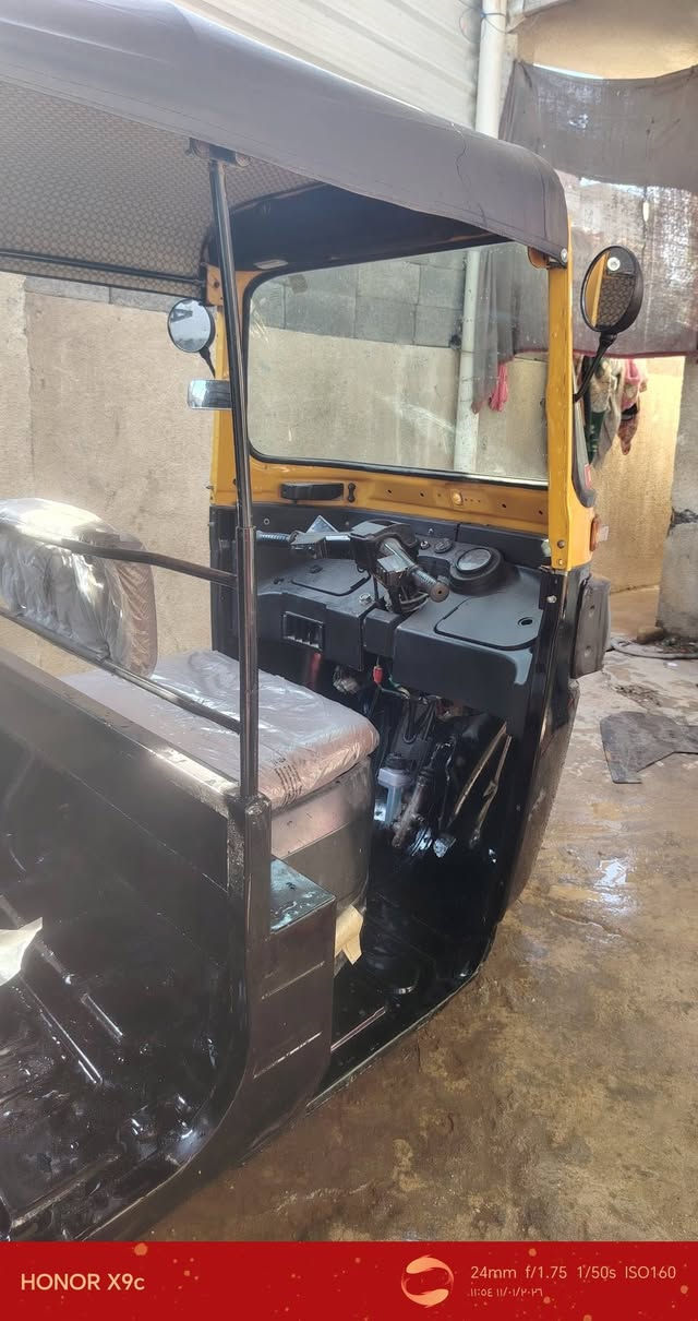 السلام عليكم تكتك موديل 15 َمحدثه ع 18 مكينه نضيفه  أوراق كامله مصبوغه عام الجماليه الشري يخابر ***********
