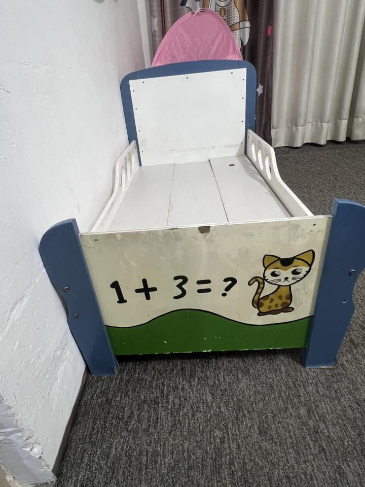 سلام عليكم اخوان عندي هاي جربايه مال طفل اوطفله  بيه جرارات لحد عمر 6 سنوات تنيم نضيفه مابيه شي قيم واخذه بما يرضي الله *********** هذا رقمي اتصل
