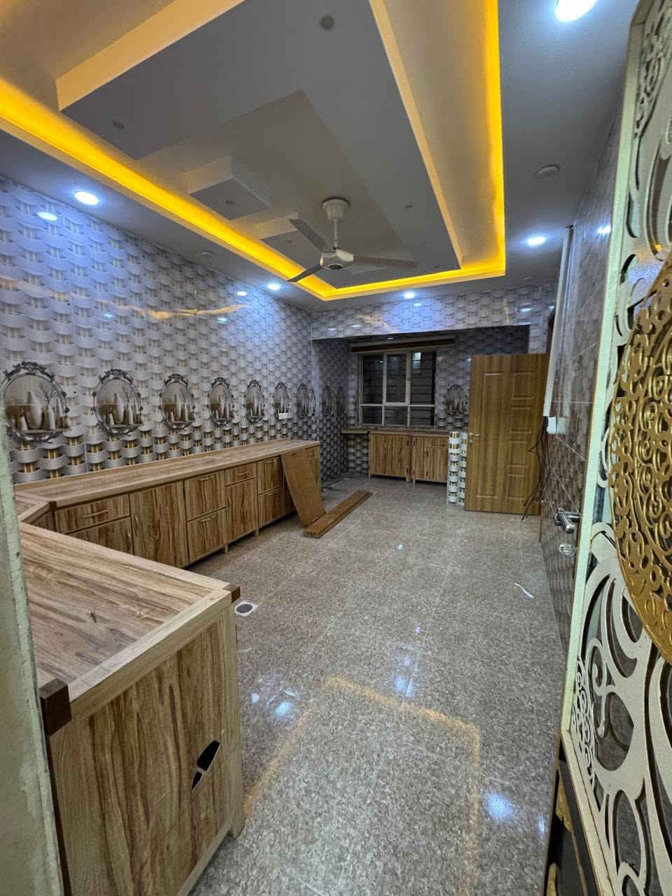 🏠 بيت للبيع بحي التعليم الأول (قرب تيم ماركت)
📍 مواصفات البيت

 المساحة: 250 متر والواجهة 12 متر.

 الشارع: عريض 12 متر وموقع مريح وقريب على الخدمات.

 القانوني: زراعي ملك صرف وبي كارت بلدية كامل.

🧱 تفاصيل البناء (طابقين ونظيف)

 الطابق الأول:

 غرفتين نوم + استقبال وهول.

 مطبخ وصحيات + كراج سيارة.

 الطابق الثاني:

 3 غرف نوم + هول وصحيات.

📞 للطلب والاستفسار

***********

***********
