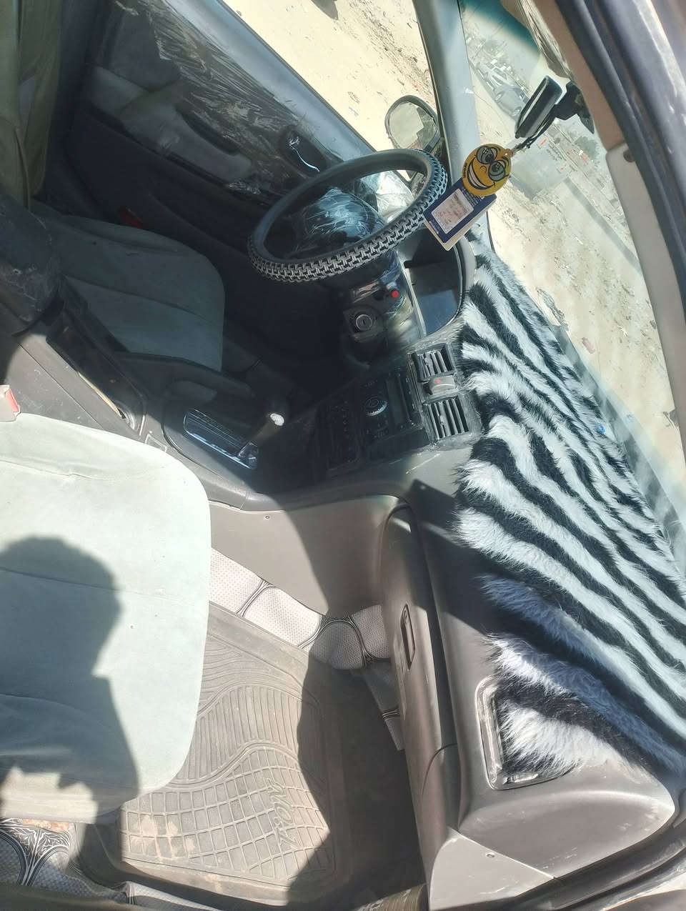 السلام عليكم سياره نيسان مكزمه مديل 2000 مكفوله كصه ونغل وضربه رقم نكليزي مخصصين لها  دواخل جيس كير ومكينه بلد جدد تخم تاير جدد حداديه جديده السعر 37مكاني البصره الزبير رقم الهاتف ***********
