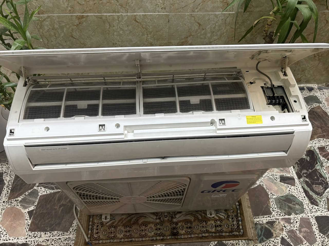 سلام عليكم
سبلت گري 1 طن انفرتر حاربارد
يشتغل على المولده ٣ امبير أقتصادي
بلادي ممصلح نظافته ٩٠٪؜ ظمان ٢٠ يوم
كامل ملحقاته بدون نقص غازه مقفل 410
راديتر بعده النحاس يلمع 
السعر  ٣٥٠ الف
***********  بغداد حي الجامعه
