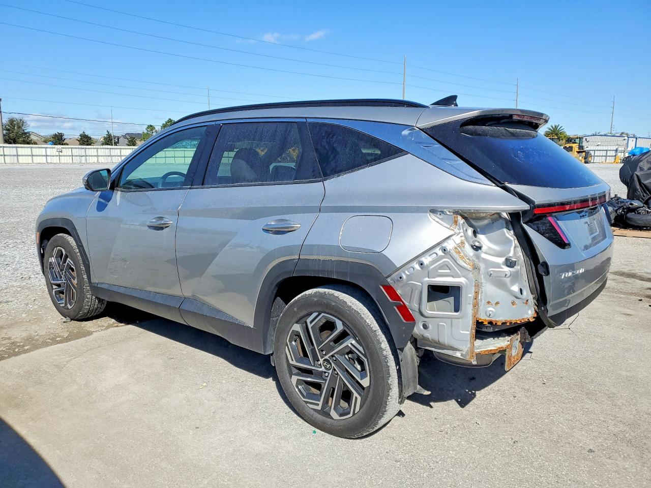 🚨 تنويه مهم
هذه السيارة معروضة في المزاد الأمريكي 🇺🇸
والمزايدة والشراء تتم عن طريق مكتب الباخرة للمزادات 🇮🇶
🔥 تدخل بكتاب الشهداء
───────────────
🚗 نوع السيارة:2025 HYUNDAI TUCSON LIMITED
📅 تاريخ المزاد:الجمعة 27-03-2026
💰 السعر: يتحدد داخل المزاد
📊 الممشى:11595 ميل فعلي
🛠️المحرك: 4 سلندر / 2.5 لتر
───────────────

🔥 مجاناً مجاناً مجاناً
📄 تقرير كارفاكس مجاني بدون أي مقابل
───────────────

🚗 سحب السيارة خلال 24 ساعة من وقت التسديد
💸 حسابات مخفّضة وعمولات أقل من السوق
───────────────

🚢 الشحن متوفر من:
🇺🇸 🇨🇦 جميع الولايات الأمريكية والكندية
➡️ شحن مباشر إلى العراق
➡️ العقبة – جبل علي – ميرسين
───────────────

🛃 تخليص كمركي كامل من ميناء أم قصر
🏔️ تخليص كمركي إلى إقليم كردستان
🇯🇴 شحن مباشر إلى عمّان (العقبة)
🇹🇷 شحن إلى ميناء ميرسين – تركيا
───────────────

🏢 فروع الشركة:
📍 الفرع الأول: بغداد – السيدية – الإعلام
📍 الفرع الثاني: الإمارات العربية المتحدة – الشارقة – الصناعية 4
───────────────

👥 مجموعة البيع والشراء:
https://www.facebook.com/share/g/17pXXBgeeU/?mibextid=wwXIfr

───────────────

🎵 TikTok:
https://www.tiktok.com/@al_bakhera?t=8qGOLioZlVE&_r=1

───────────────

📞 للاستفسار والتواصل:
+9647739115599


**إذا كنت صاحب هذا الإعلان وتريد حذفه لأي سبب، رجاءا أرسل رسالة إلى الدعم الفني**