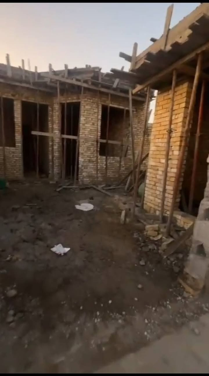 السلام عليكم بيت حي الجامعه بناء جديد مساحة 130سند 25 قرار محكمه بتكون من صاله ومطبخ وبراني ومجمع صحيات عدد ثنين وغرفه مكلف بنشر تصال على رقم ***********
