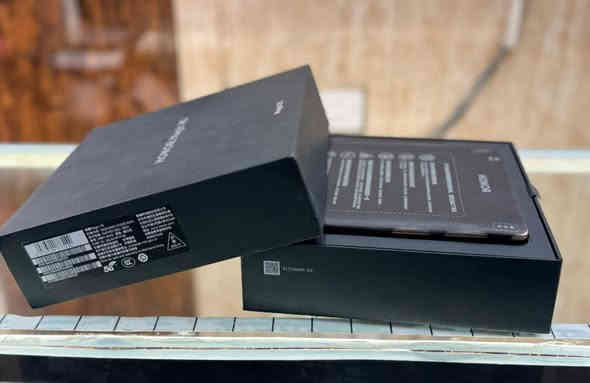 الرائع هونور V5 اللون المميز الفجر الذهبي 
انحف جهاز قابل للطي 
جديد بمعنى الكلمة 
512 مع 16 رام 
مع السماعات والقلم والكفر الاصلي
السعر مليون و600 الف 
بغداد الحارثية
***********
