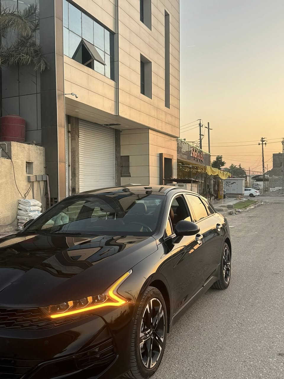 السلام عليكم 
K5 كيا كي فايف مديل 2024gt line 
رقم اربيل وكالة أو تحويل .
سيارة فول مواصفات جيتي لاين فول مواصفات للأخير كلش فتحت سقف بانوراما داخل احمر جلد كشنات حضن تدفئة كشنات شاشه جبيره تدعم كاربلي واندرويد فول تحكم استيرن قياده ذاتيه حساسات امامي خلفي كشنات كهرباء شحن واير ليس وبيها خير من الله بعد .
مكينه ١٦٠٠ تيربو .
سيارة جاهزه من كلشي مكينة كير حداده تبريد تايرات ما بيها نقص برغي كامله مكمله .
لون اسود ،ضربت السياره خلفيه قبق صندوك فقط ودعاميه.
ايرباك بلادي ما ضارب سستم واحد .
سعر السياره 180$ وبيها مجال 
عنوان البصرة  رقم ***********
