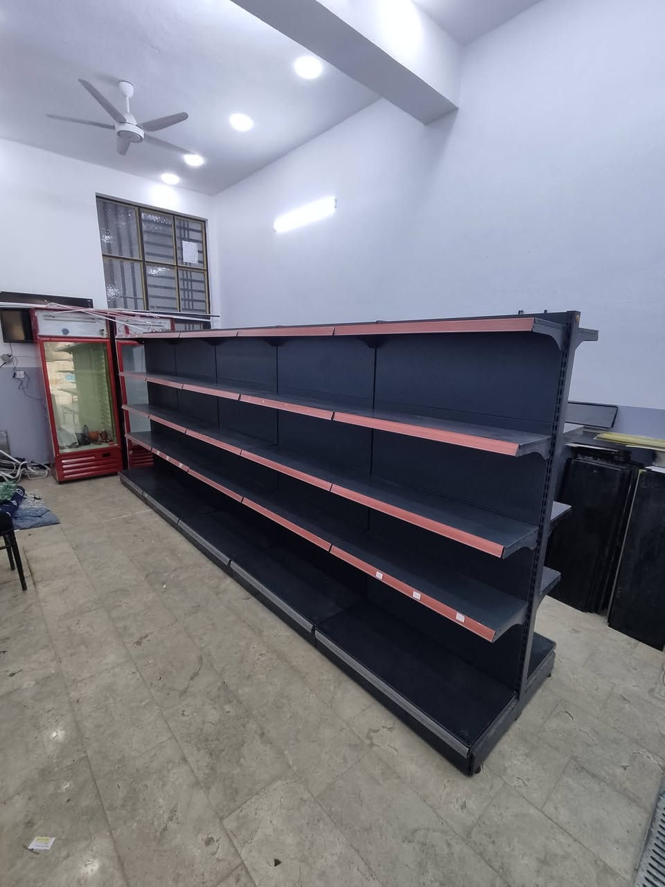 سلام عليكم ارفوف وسطي لون فيلي الارتفاع متر ٨٠ تركي اصلي ابو جسرين ثقيل نظافه فول استعمال قليل جدا+رفوف جداري 7مترات الشراي يتصال ***********
