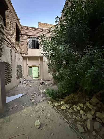 عقار تجاري مساحه 245 قرب مستشفى الحضارات منطقه البريد الهاتف ***********
