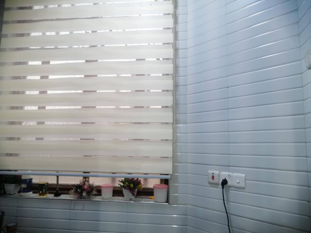 سلام عليكم بيت ركن للبيع مساحة 275متر  يفتح على حديقه بحي شرطه صوب الكبير مجاور أسواق الخليج   البيت مطلوب إسكان  بنيان حديث اتصالة***********
