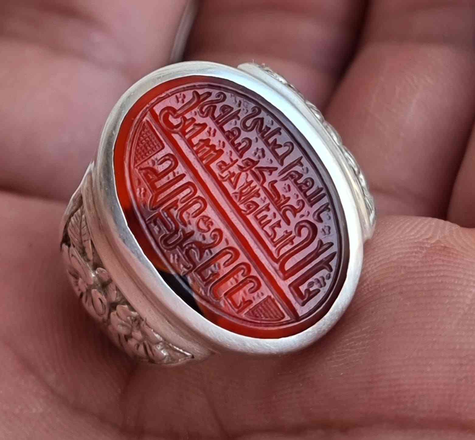 عقيق يماني احمر زعفران مخطوط خط يدوي المبدع الأستاذ السيد علي ابو غربان  🔥اللهم اجعلني عندك وجيها بالحسين في الدنياو الاخره يااباعبد الله🔥
بصياغه يدويه ثقيله للبيع مكاني بغداد يوجد توصيل إلى جميع المحافظات للبيع فقط فقط أحبتي الغوالي ما اراوس بس ابيع 
***********
