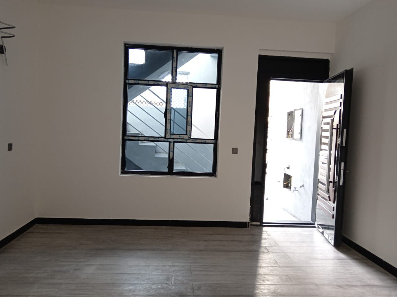 بيت للايجار جهاد المساءلة والعدلة زيرو ممسكون بناء درجةاولى مساحته110م غرفتين وصالة ومطبخ وخدمات وسطح ايجاره700قفل 
***********
