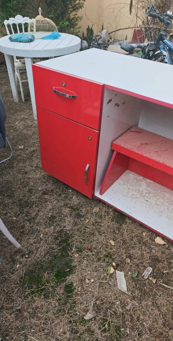 ميز كاشير تستعمل متر ونص
جرارات 2 وابواب 2.   مكان لحاسبة متنقل    
العنوان النجف لا يوجد توصيل ***********
