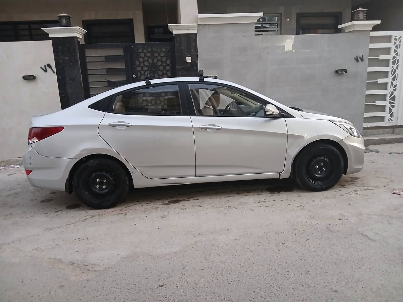 السلام عليكم اكسنت مديل ٢٠١٧ خليجي  ١٤٠٠  كفولة من الصبغ كير محرك تبريد كله مكفول  رقم بغداد 
مكان السيارة بغداد الشعب  السعر ٩٠ //// متواجد ب خاص رقمي***********
