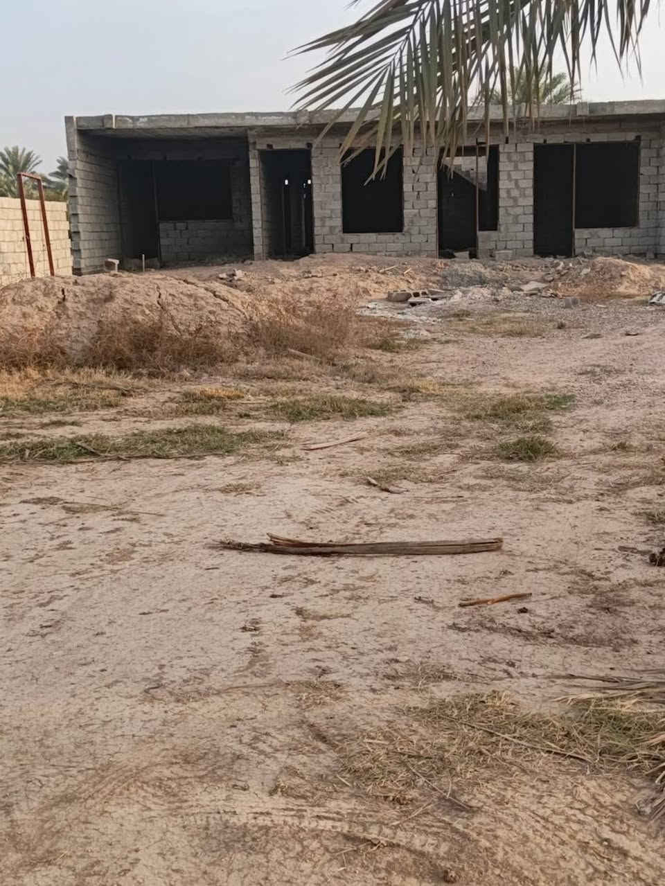 نص دونم عقد 117 
+بيتين هيكل
كعرباء تبليط ماء
مكاتبه بنفس ليوم
سعر 75 بيه مجال 
عنوان ابو غريب الحمدانيه الثانيه مقابيل مزرعت حجي حمد 
ستفسار رقم ***********
