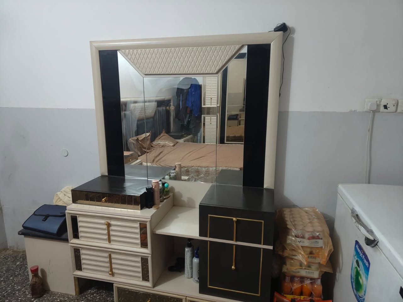 السلام عليكم
عندي غرفه للبيع نضيفه كلش السعر مليون و٢٠٠وبيه مجال ‭***********‬
