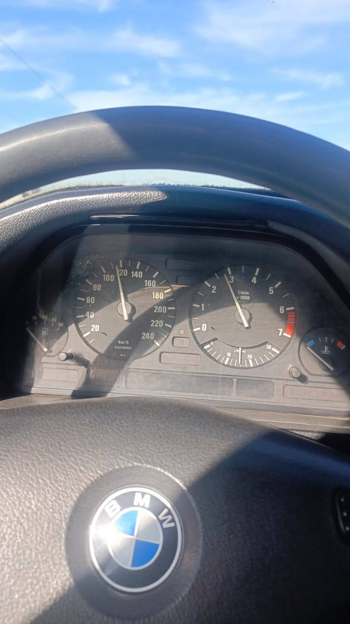 السلام عليكم BMW 525 موديل1990 للبيع   فول توماتيك تبريد تدفئه لايت زينون عالي جامات واسلايت كهرباء  كير ومحرك شرط محرك فل كير اتوماتيك صبغ عام جماليه بدون حادث شرط لا حادث ولا كص دعاميات M تايرات ويل جديد  رقم اخضر الرسوم كامله وهزه كامله شرط الوكاله التحويل  السعر 45 وبيها مجال مكان موصل ‏‪***********‬‏
