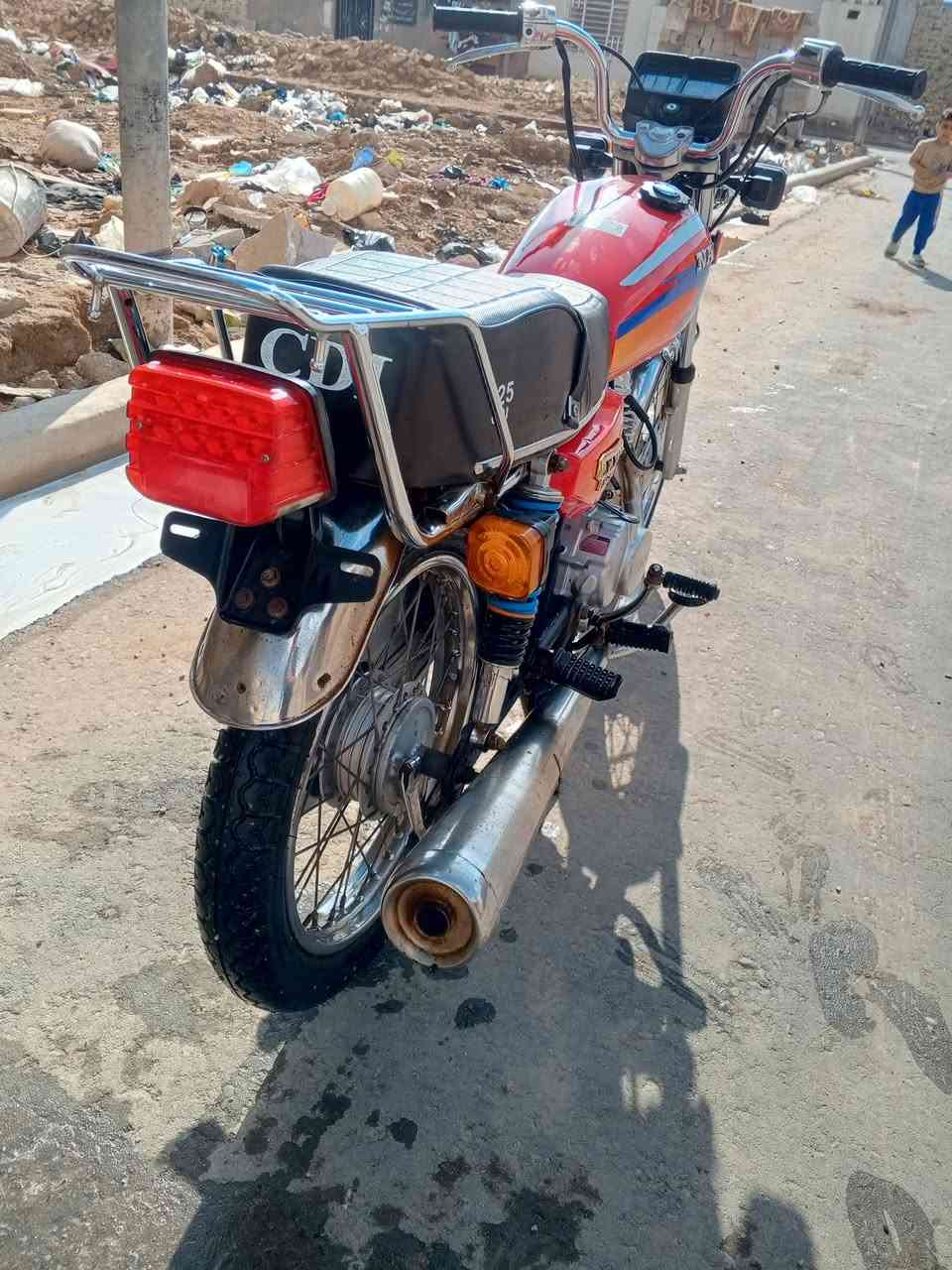 السلام عليكم دراجه للبيع موديل 2019 اوراق كامله وكيله الحيدري مكينه بلاديه ما مفتوحه يراد له شغلات بصيطه السعر 1000وبيه مجال مكان حي الفاطميه ***********
