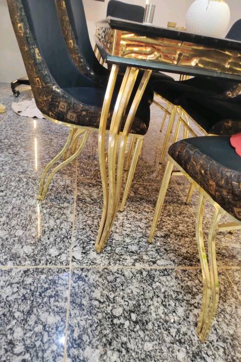 ميز طعام بحاله جيده ل6 نفات   و6 كراسي جديده