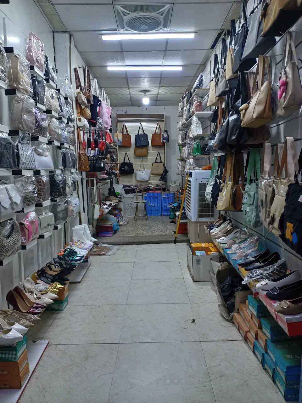 السلام عليكم ورحمة الله
محل حقائب واحذية نسائي سر قفلية مع البضاعه للبيع 

عنوان المحل / سوق الرياض مقابيل جامع وحسينة الهدى 

الإتصال على الرقم...  ***********
