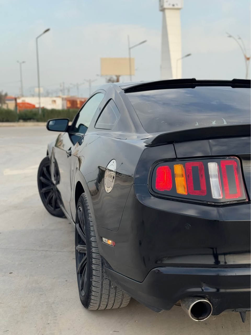 فۆرد مۆستانگ پریمیەم ٢٠١١
 ## بڕاوەیە ##
سەیارەکە فوول مواسەفاتە کوشن جلدو هیتەر گێڕ تۆماتیکو حادی پانۆراما بەس شوشەکەی سەقفی درزی تێدایە دەبێ بگۆڕدرێت ، سەیارەکە مەسرەفی کاملی کراوەو کاملی تووند کراوەتەوە .

***********

*********** وەتس ئەپی لەسەرە رانية, السليمانية
