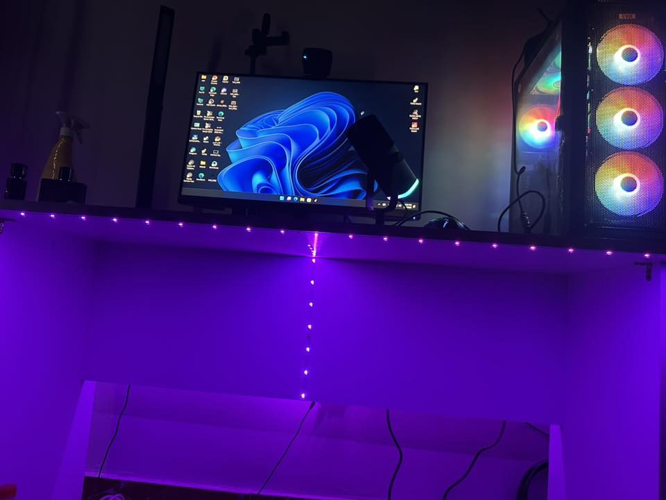 للبيع تجميعه جبته شهرين و اريد اشيل بيت ثاني وماعندي مكان تجميعه كيمنك كامله ميز و عاكسه وشاشه وماوس وكيبورد ابيعه كلهن بيعه وحده وانته قيم اكتب سعر واتساب هاذ رقمي *********** مكاني بغداد ماعندي توصيل
