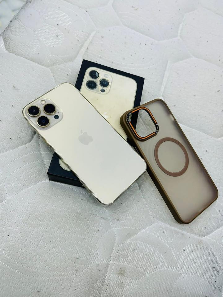 13  برو ماكس ذهبي بطاريه ٩٧ ذاكرة ٢٥٦ مكفول ونضافه ميه فقط فيس إيدي ميشتغل بدون كارتون ب ٥٥٠ الف 
***********
