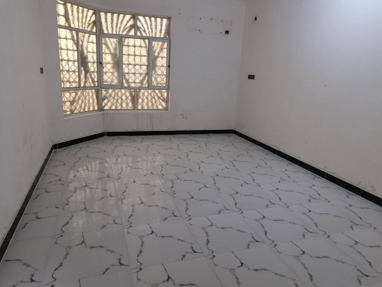 سلام عليكم بيت 200 متر قاطين وره بيت سيد مرتضى مباشر شارع شارع سبيس 8 متر ماي كهرباء غرفتين دونيه صاله مطبخ حار وبارد منور صحيات داخليه بناء حديث ستفسار اتصل على الرقم ***********
