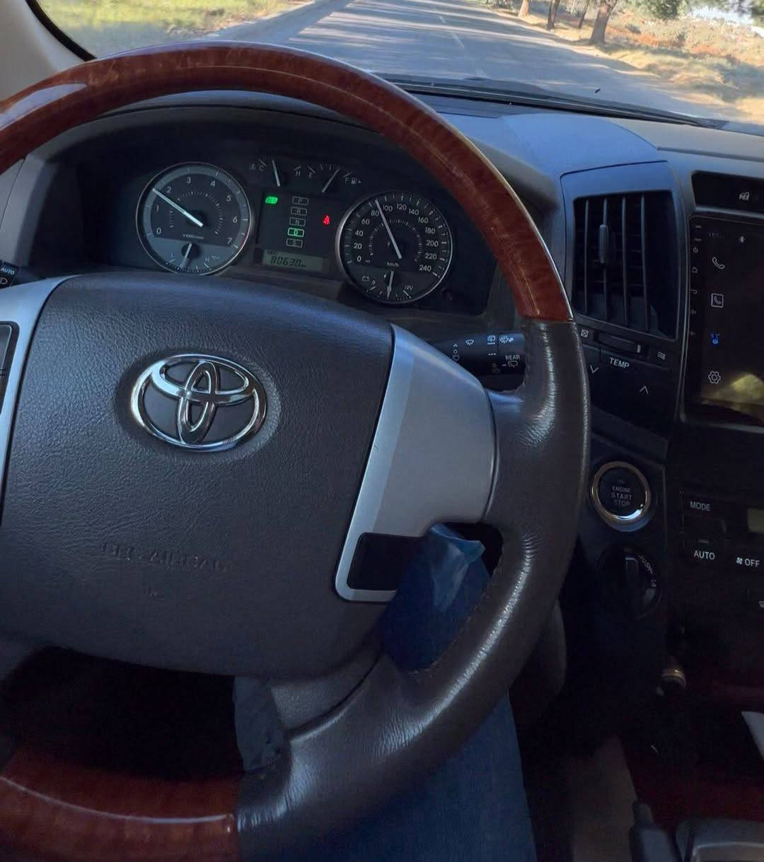 تيوتا لاندكروز Gxr v6 2015 فطيم  
ماشيه 87 الف كم شرط الفحص والسونار سياره نضيفه على ايدي ماخذها زيرو بسنتها مكفوله كشر وحداديه وكير ومحرك على وضع الشركه برغي ما مفتوح بيها السياره باسمي نفس اليوم احولك والسنويه صلاحيتها ل 2029  ملاحظه بيها صبغ بركن الدعاميه الاماميه مقدار شبر 
رقم صاحب سيارة ***********
