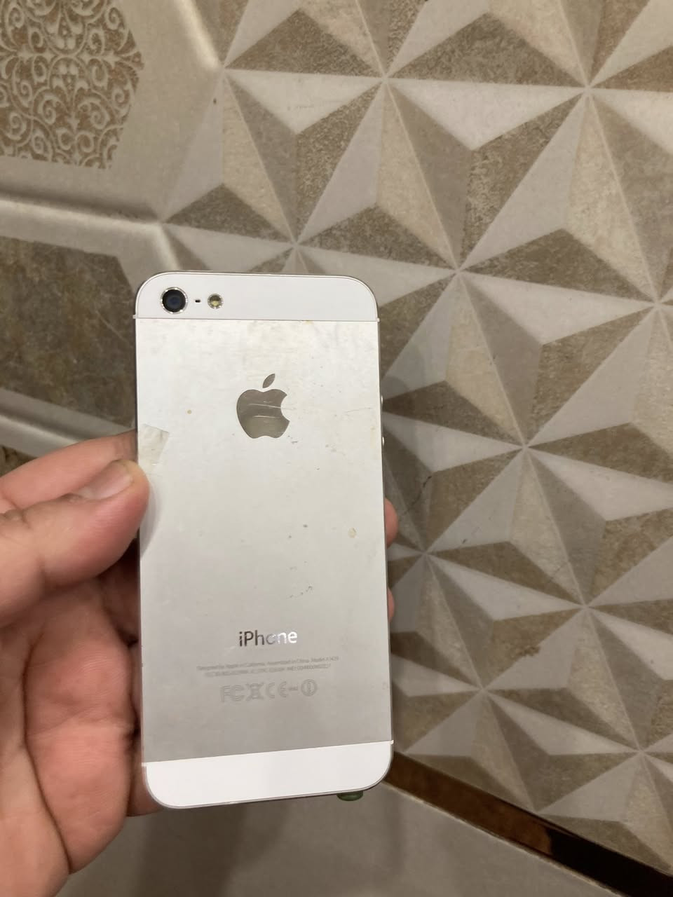 ايفون 5.5s ياباني شغال فقط واي فاي سيم كارت مقفول شبكه 
شاشه مفطره او مشاكل بسيطه 
iPhone 5ب 15 الف
iPhone 5s ب 20 
توجد قطع غيار للاجهزه شاشه بطاريه بورد 
للحجز خاص او واتساب ***********
توجد اجهزه فحم  طافيه 5و 5s جمله فقط مابيع مفرد القطعه ب 7 الاف
