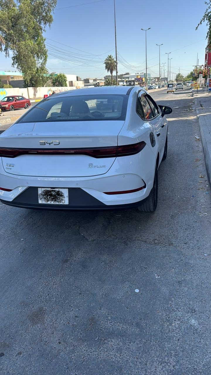 السلام عليكم للبيع byd كن بلاس داخل ابيض رقم بغداد ماشيه4 السياره بعدها ع حاله الزيرو عليه كت اسود (مري ومطريات وقبق بانزين ) مكانه بغداد السعر 18 و950  
للاستفسار ***********
