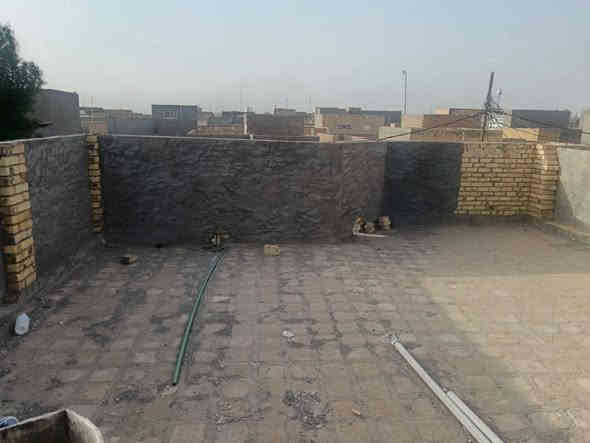 السلام عليكم
  دار للبيع مكان مميز جدا 
طابو زراعي سند 25 
المساحه //١٠٥متر
نوع البناء طابوق عكاده 
العنوان / /بابل المدحتيه
شارع علي قماره قرب حسينية الشهداء
خدمات كامله من ماء وكهرباء
عرض الشارع ٧متر
السعر/٤٦وبي مجال
تفاصيل البيت طابق واحد 
استقبال 
صاله 
عدد الغرف١
مطبخ 
منور خلفي طارمه
مجمع صحيات داخليه وخارجيه
السطح كامل  فرشي
البيت كامل ولايوجد اي نقص بي
تحويل البيت ثاني يوم بعد الشراء 
بناء حديث موقع جيد جداً 
يبعد عن الشارع الرئيسي ١٥٠متر
ملاحظة//البيت فارغ حلين غير مسكون
سنة البناء حديث
للاستفسار
مراجعة  مكتب دلالية وائل الهندي 
***********ابو علي
مكتب دلالية وائل الهندي بابل المدحتيه الحمزه الغربي ع شارع 60 قرب سلوان ابو الكاشي مقابيل فرع علي قمار
