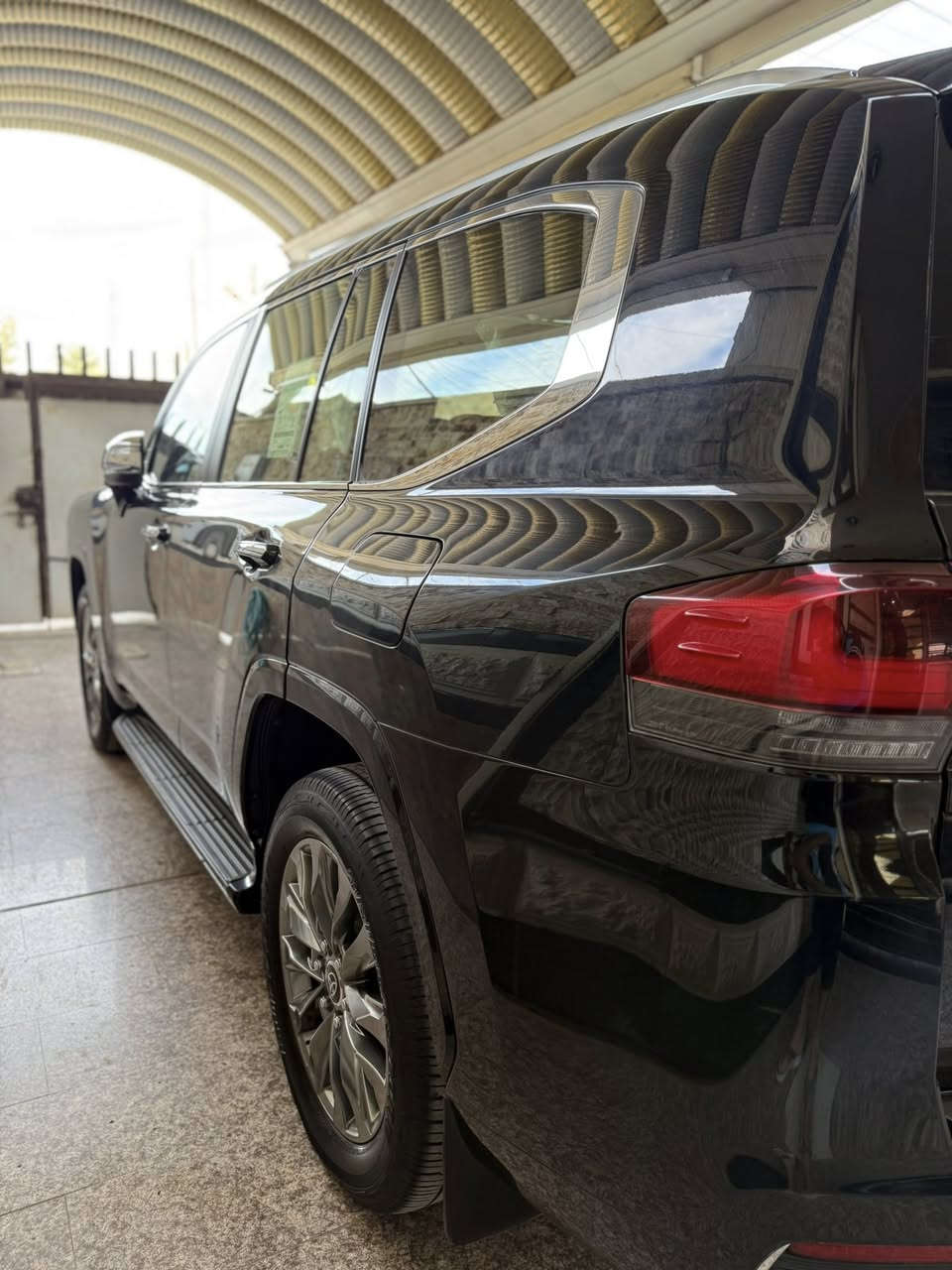 السلام عليكم للبيع لاندكروز 2023 لون اسود رقم بغداد ماشي 40 الف حقيقي السيارة ب اسمي شخصيا 

مواصفات السيارة VXR توين تيربو  

سيارة مكفولة كفالة عامة من الصبغ الفتح البارد التبديل الخدوش الرصعات مكفولة من كلشي  حتى دعاميات مكفولة 

مواصفات 5 بصمات 5 كامرات داتا  شو فتحة سقف  دبل رادارات امامي وخلفي داخل احمر و اسود كشنات كلها تدفئة تبريد كهرباء و خزن ميموري حتى 7 راكب كهرباء مري قلاب مري شفط شاشة كبيرة تحكمات استيرن جهتين وتشغيل عن بعد وباقي بعد بيها هواي مواصفات معروفة ل VXR 

مكان السيارة بغداد 

رقم الهاتف ***********
