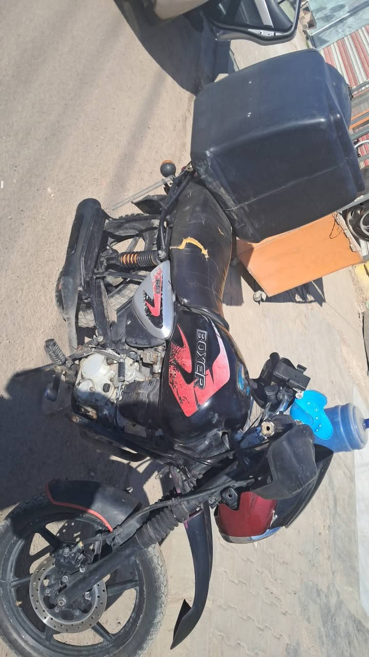 السلام عليكم خوان دراجه بوكسر للبيع دراجه خير من الله ترايها حلو ومرتب معمره تعمير كامل على اخر حبايه مال شغل وعيشه مديل ٢٠ أوراق كامله مكمله مكينه تخبل شلعه تخبل تايرات جدد عارضها مليون وبيها مجال للناس لتريد تعيش بيها مكاني بغداد الدوره الصحه ***********
