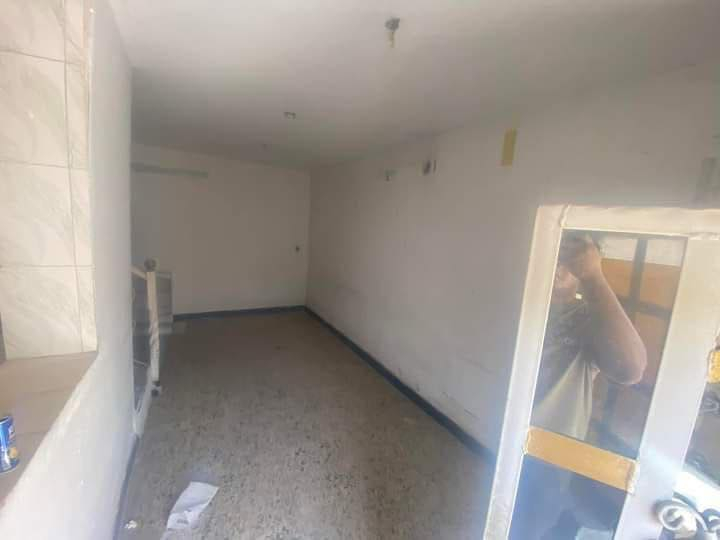 بيت طابو ملك صرف مساحة ٥٠ متر للبيع بسويب قرب الفلكة صالة مطبخ حولي خدمات غرفة وحدة الاستفسار 
اتصال *********** سعرة المشتمل ٦٥ وبي مجال
