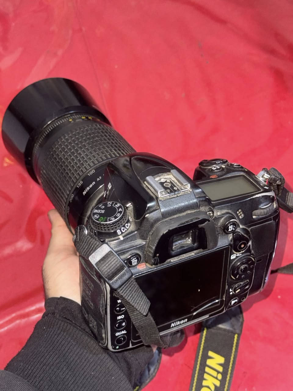 سلام عليكم 
نيكون d7000   شتر 60 الف+ عدسة 70-300. 
+يطارتين وجنطة 
السعر 350 وبيهن مجال 
المكان شهداء البياع 
***********
