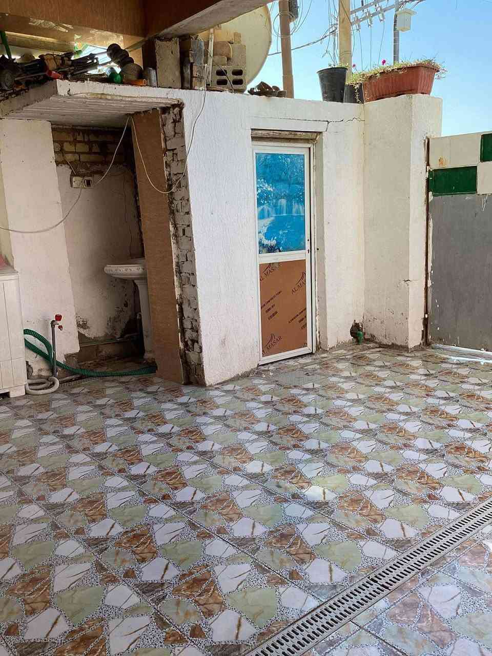 السلام عليكم
#بيت-للبيع
بيت ركن ع الشارع تبليط مساحه 160م طابقين غرفتين وهول واستقبال ومطبخ وصحيات خارجيه وطارمه كبيره خدمات كامله ماء بالباب وطني خطين انترنيت ضوئي بالباب مولده قريبه
طابو صرف تحويل مباشر 
العنوان حله ابو غرق خلف المحكمه مقابل مدرسة ام البنين تفاصيل اكثر خاص او الاتصال على الارقام التاليه
‏‪***********
